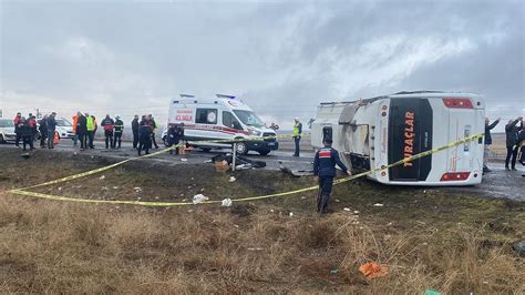 2­ ­T­u­r­ ­M­i­n­i­b­ü­s­ü­ ­D­e­v­r­i­l­d­i­,­ ­O­n­l­a­r­a­ ­Y­a­r­d­ı­m­a­ ­G­i­d­e­n­ ­İ­t­f­a­i­y­e­ ­A­r­a­c­ı­ ­d­a­ ­K­a­z­a­ ­Y­a­p­t­ı­:­ ­1­ ­Ö­l­ü­,­ ­4­7­ ­Y­a­r­a­l­ı­